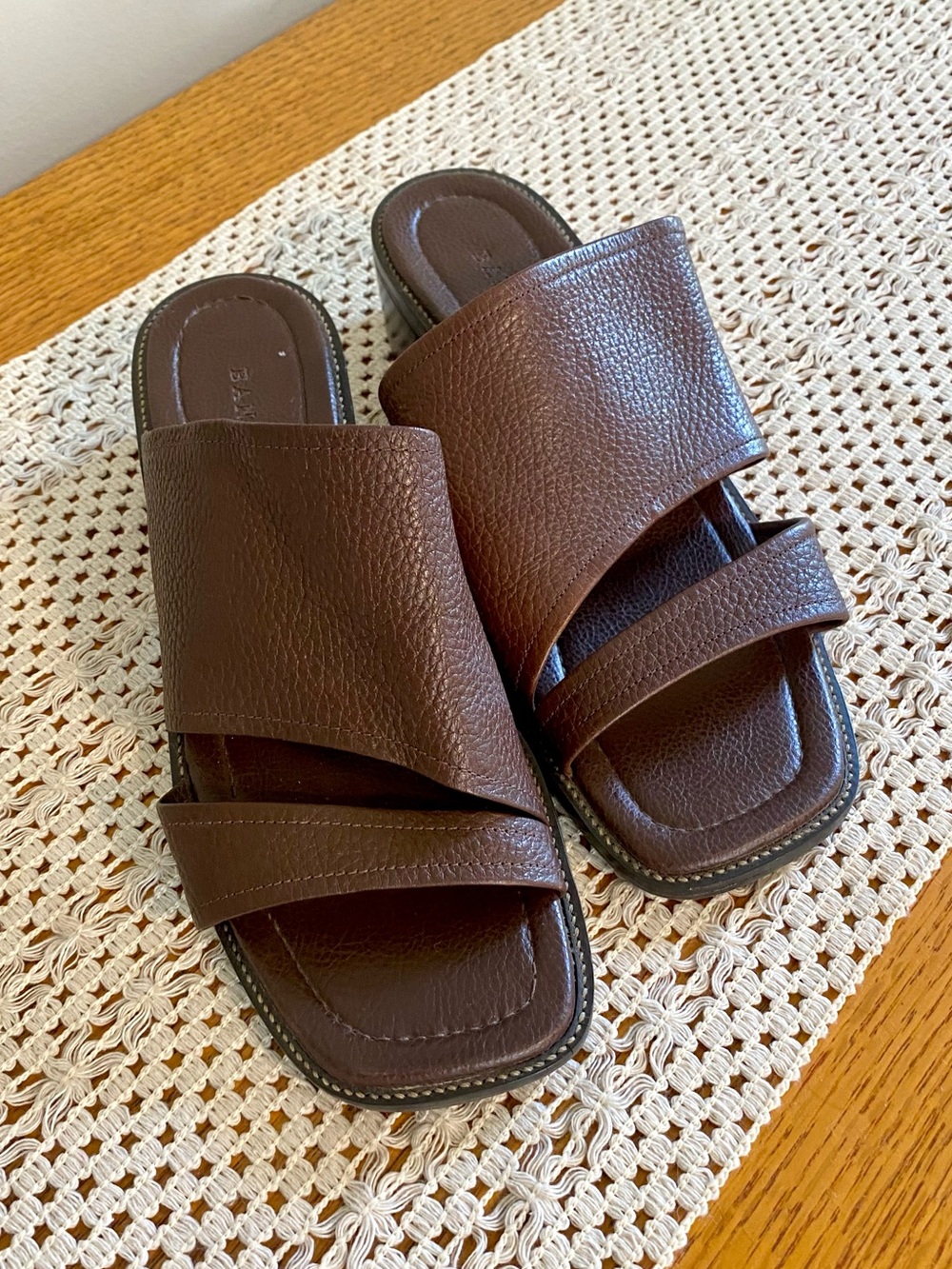 Bandalino dark brown leather block heel sandals, EUC